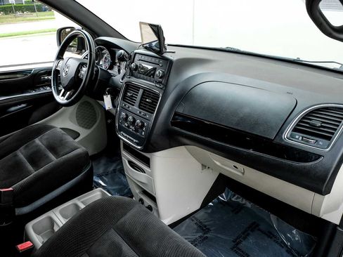 Used 2016 Dodge Grand Caravan SE FWD image 15