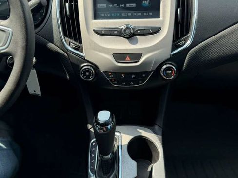 Used 2017 Chevrolet Cruze LS FWD image 10