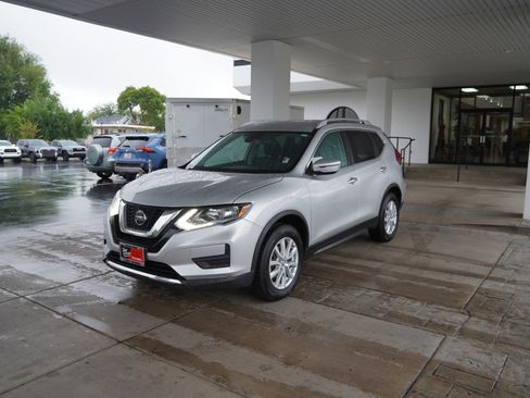 Used 2020 Nissan Rogue SV image 4