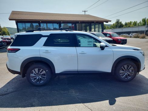 New 2025 Nissan Pathfinder SV image 9