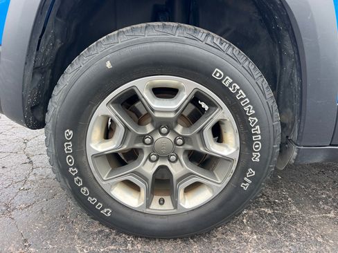 Used 2019 Jeep Cherokee Trailhawk w/ Cold Weather Group AWD/4WD image 39