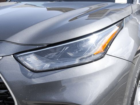 Used 2022 Toyota Highlander LE image 14