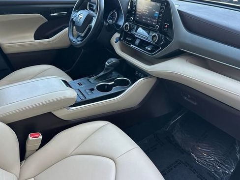 Used 2022 Toyota Highlander XLE AWD/4WD image 19