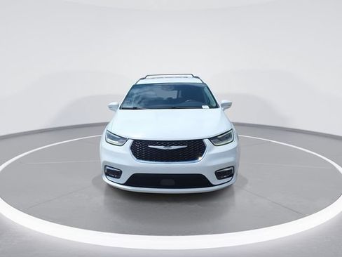 Used 2022 Chrysler Pacifica Touring-L FWD image 3