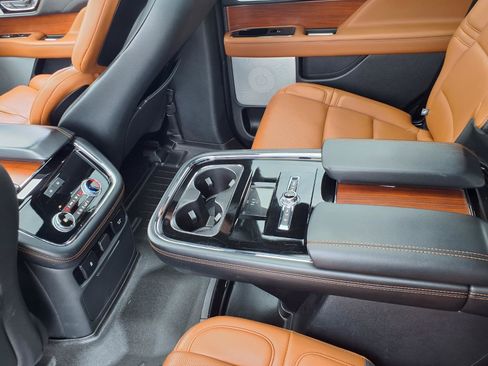 Used 2020 Lincoln Navigator Reserve w/ Luxury Package AWD/4WD image 17