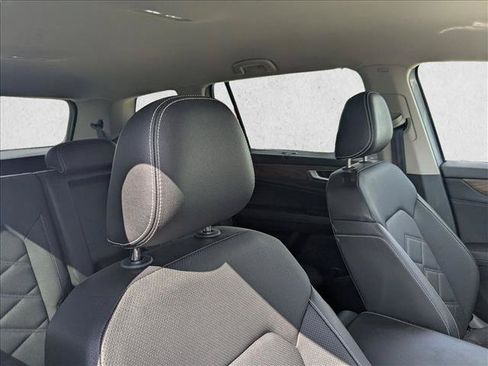 Used 2025 Volkswagen Atlas SE FWD image 18