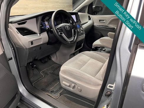 Used 2019 Toyota Sienna LE FWD image 3