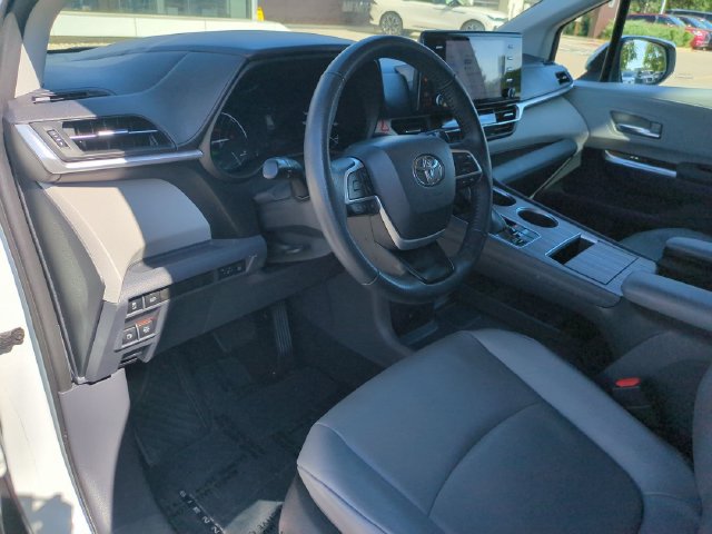 Used 2022 Toyota Sienna XLE FWD image 13