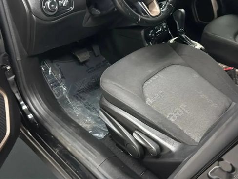Used 2017 Jeep Renegade Latitude AWD/4WD image 24