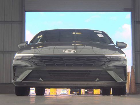 Used 2026 Hyundai Elantra SE FWD image 13