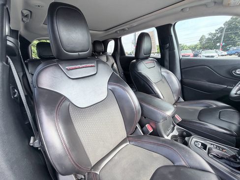 Used 2019 Jeep Cherokee Trailhawk w/ Comfort/Convenience Group AWD/4WD image 26