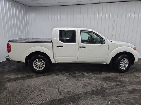 Used 2019 Nissan Frontier SV image 2