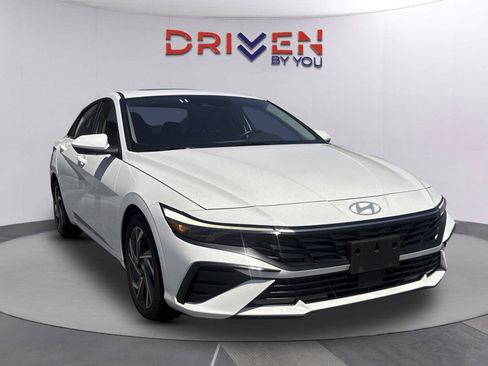 Used 2025 Hyundai Elantra SEL FWD image 2