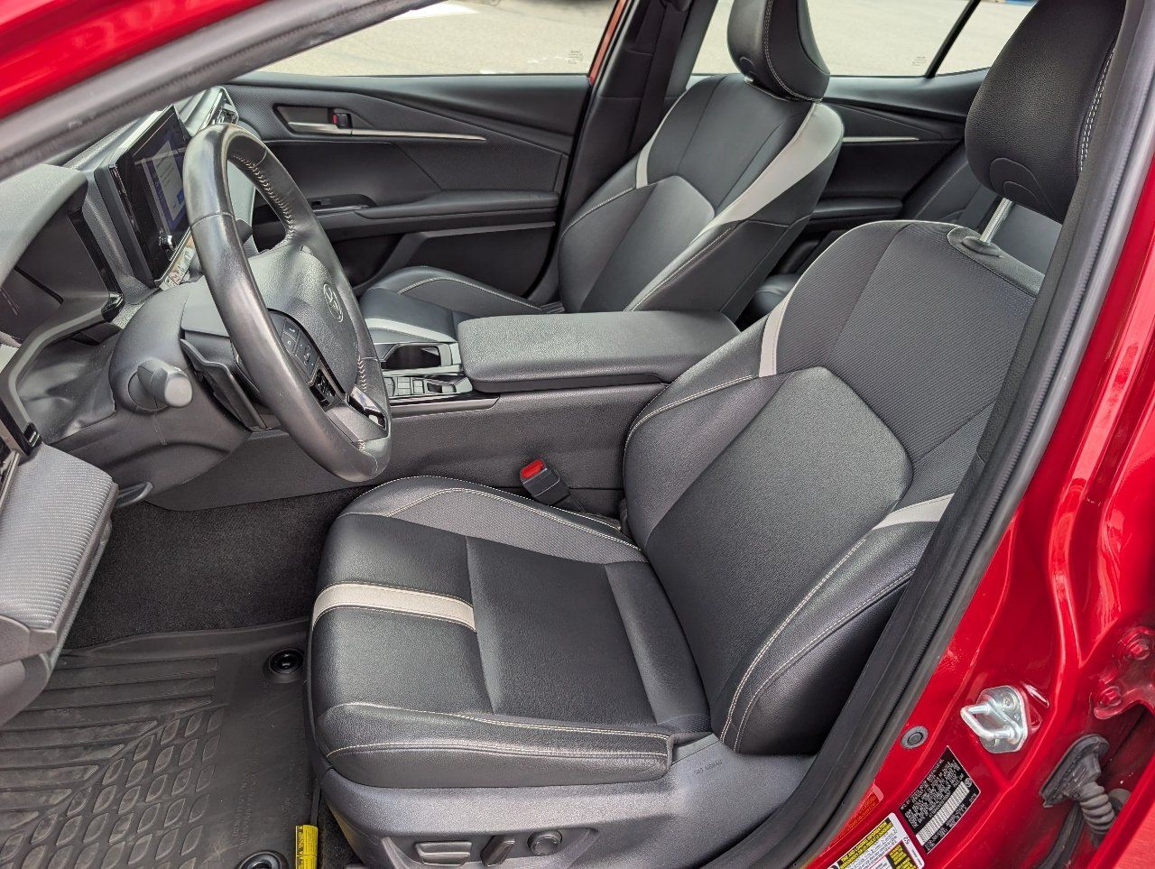 Used 2025 Toyota Camry SE FWD image 2