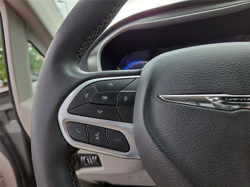 Used 2023 Chrysler Pacifica Touring-L FWD image 15