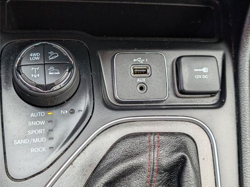 Used 2022 Jeep Cherokee Trailhawk AWD/4WD image 23