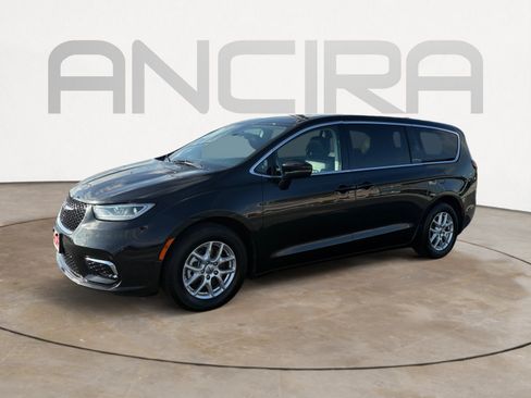 Used 2023 Chrysler Pacifica Touring-L FWD image 3