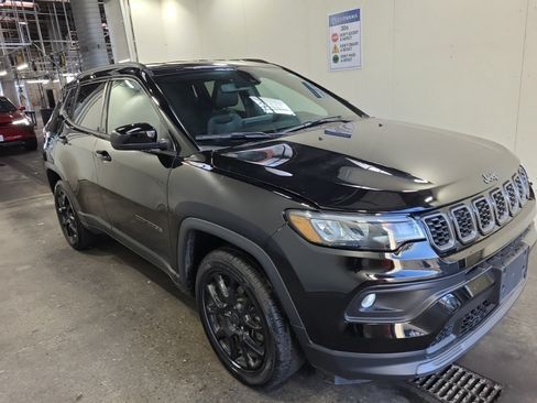 Used 2025 Jeep Compass Latitude w/ Altitude Special Edition AWD/4WD image 2