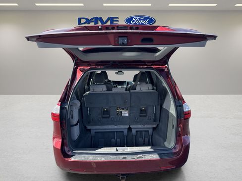 Used 2019 Toyota Sienna LE w/ Outdoor Package FWD image 15