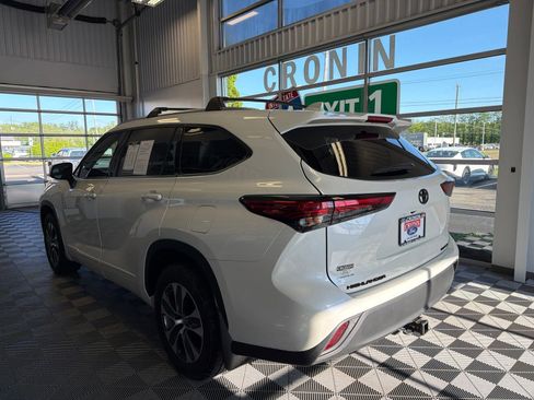 Used 2021 Toyota Highlander XLE AWD/4WD image 4