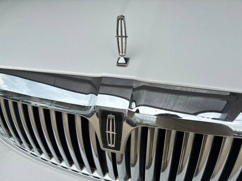 Used 2010 Lincoln Town Car Signature Limited RWD image 3