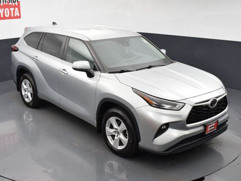 Used 2024 Toyota Highlander LE AWD/4WD image 24