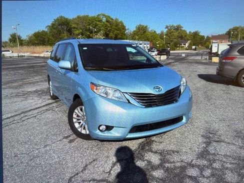 Used 2017 Toyota Sienna XLE w/ XLE Navigation Package FWD image 19