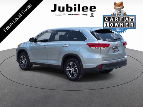 Used 2019 Toyota Highlander LE AWD/4WD image 4