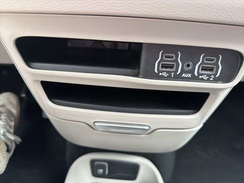 Used 2024 Chrysler Pacifica Touring-L image 30