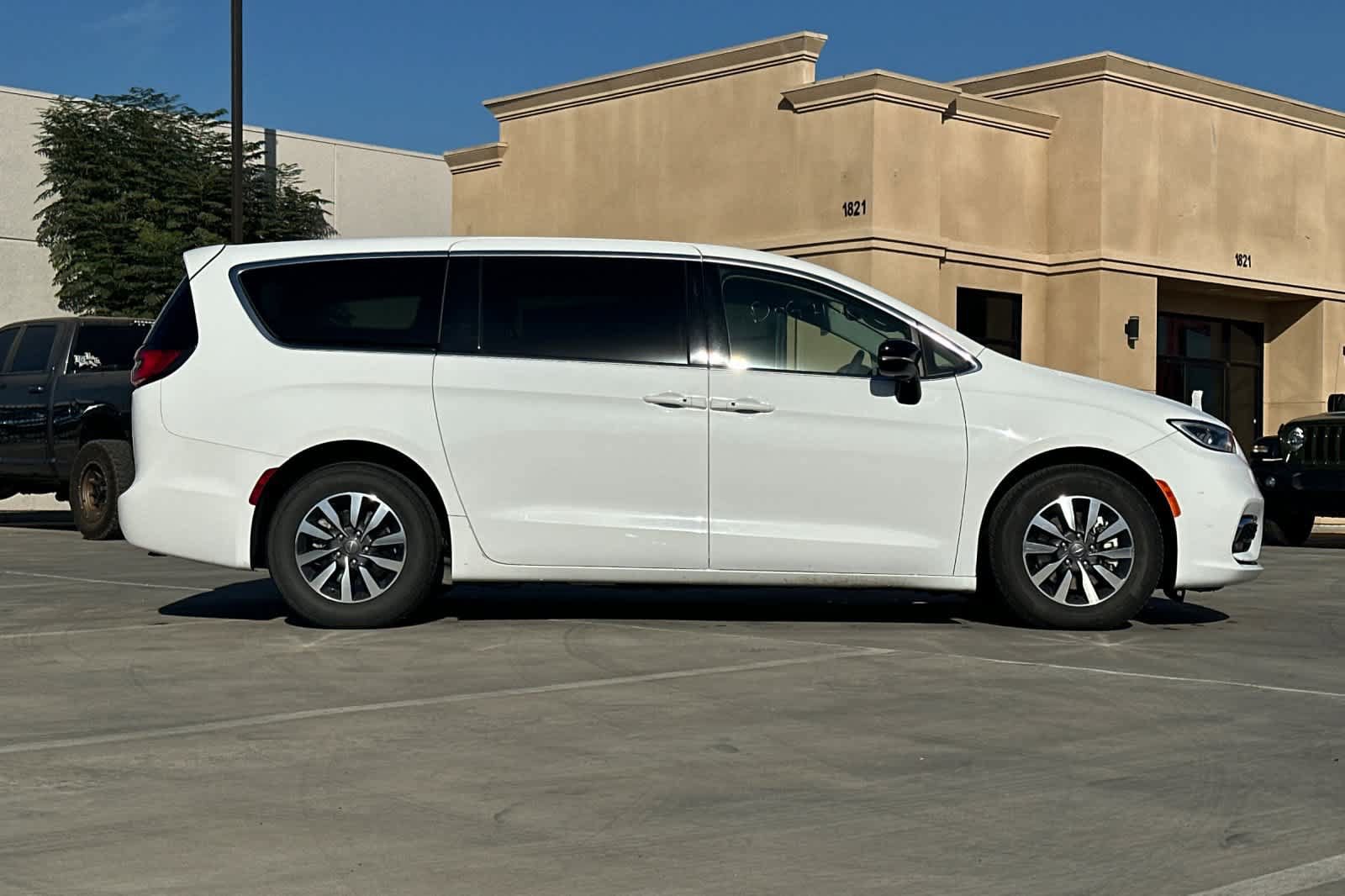 Used 2024 Chrysler Pacifica Limited FWD image 8