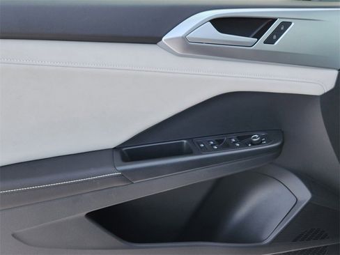 New 2025 Volkswagen Taos SE image 4