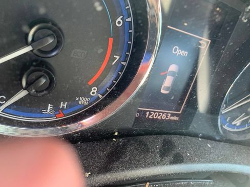 Used 2018 Toyota Corolla SE FWD image 4