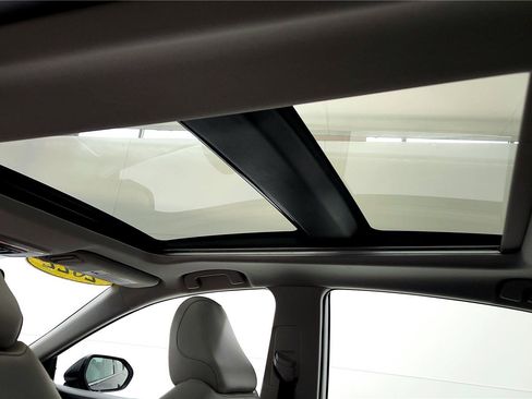 Used 2022 Toyota Camry XLE image 38