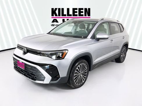 New 2026 Volkswagen Taos SE image 3