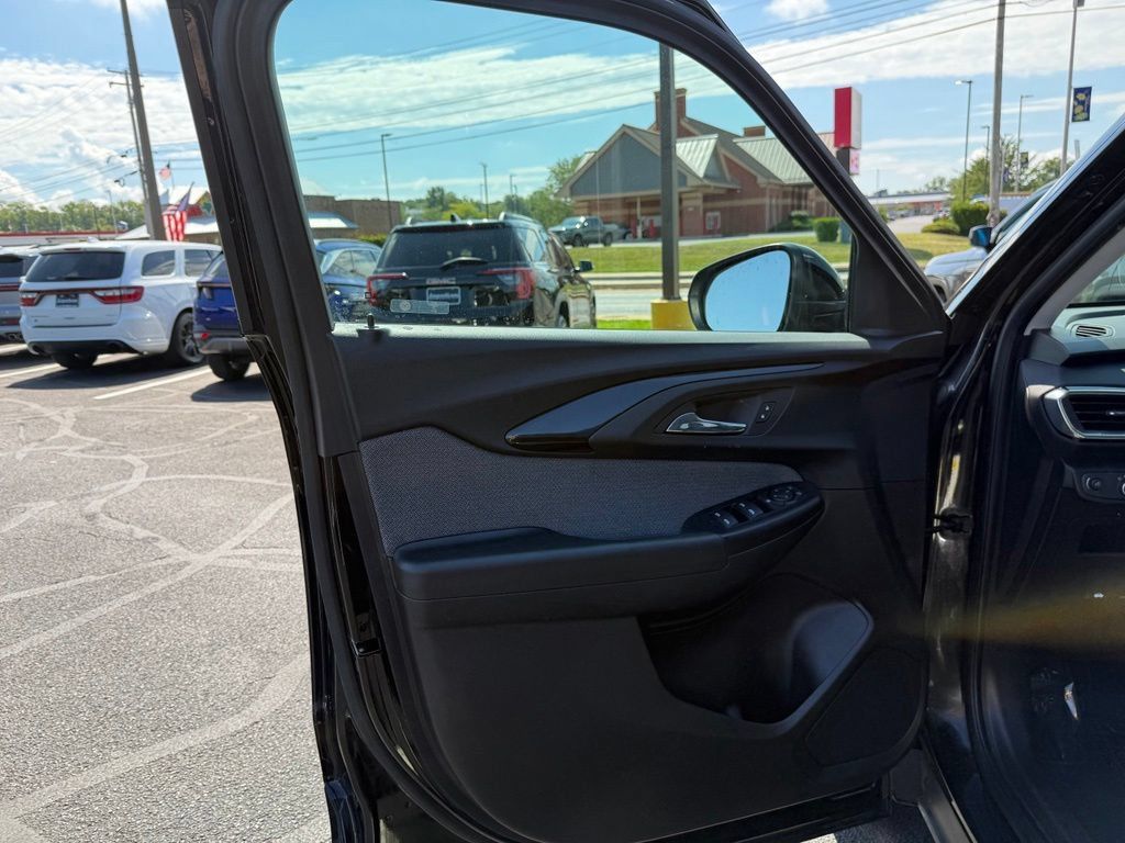 Used 2023 Chevrolet TrailBlazer LT AWD/4WD image 20
