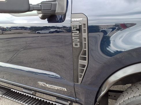 Used 2023 Ford F250 Lariat w/ Lariat Ultimate Package AWD/4WD image 11