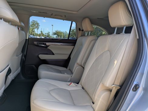 Used 2021 Toyota Highlander Platinum image 15