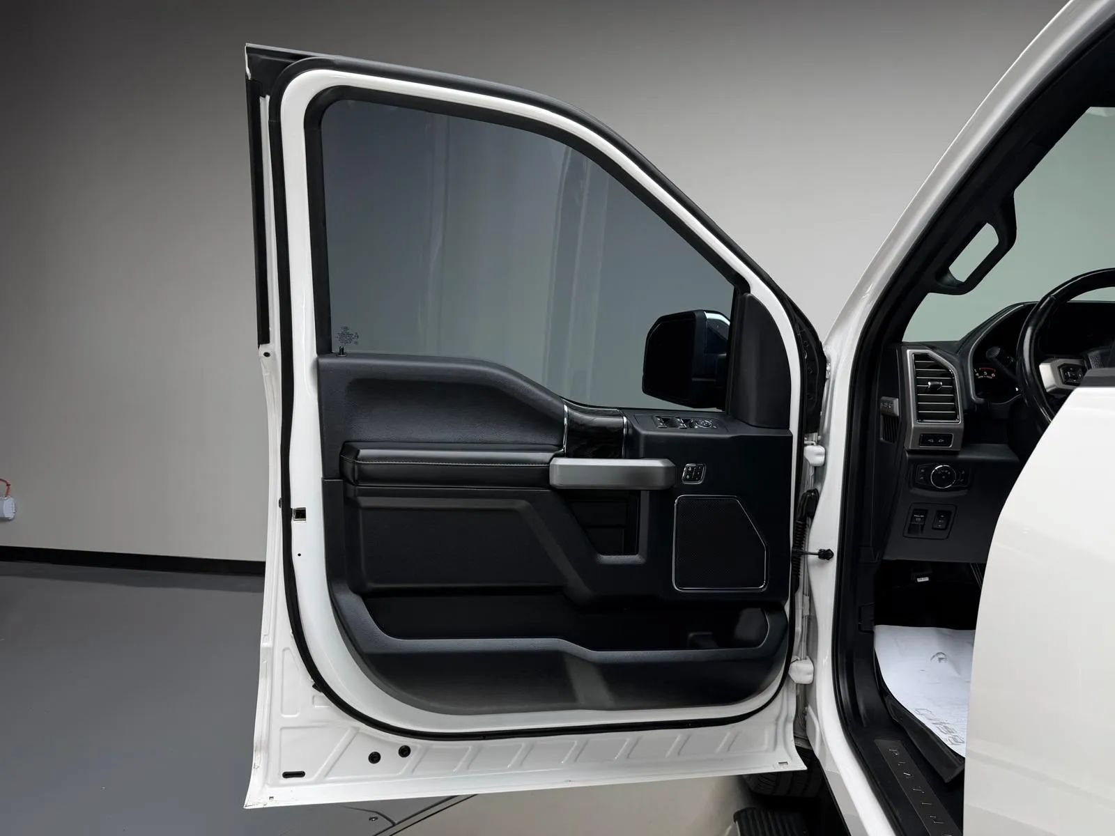 Used 2018 Ford F150 Platinum w/ Equipment Group 701A Luxury AWD/4WD image 25