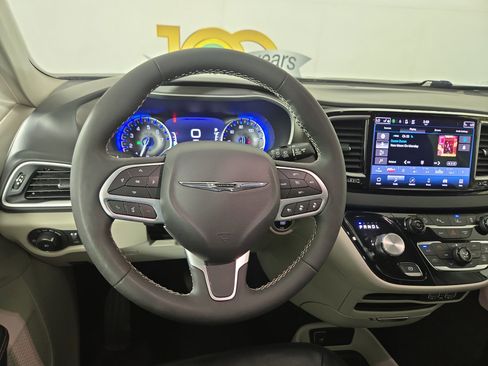Certified 2024 Chrysler Pacifica Touring-L FWD image 16
