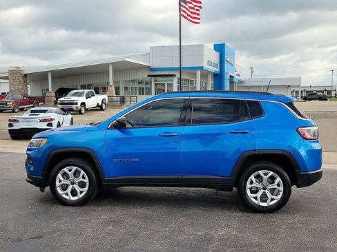 Used 2025 Jeep Compass Latitude AWD/4WD image 3