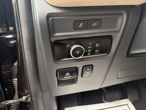 Used 2024 Ford Expedition Limited image 14