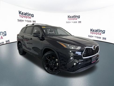 Used 2023 Toyota Highlander LE FWD image 3