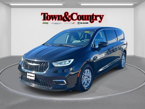 Used 2023 Chrysler Pacifica Touring-L image 3