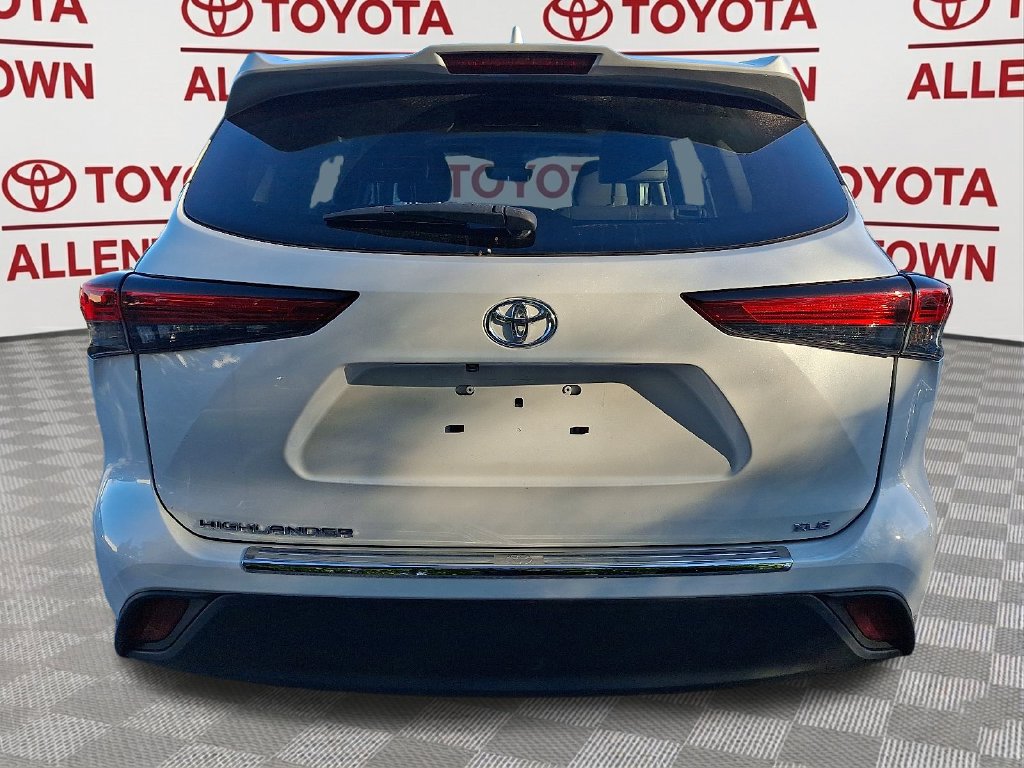 Used 2023 Toyota Highlander XLE FWD image 6