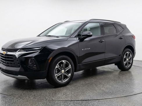 Used 2025 Chevrolet Blazer LT image 3