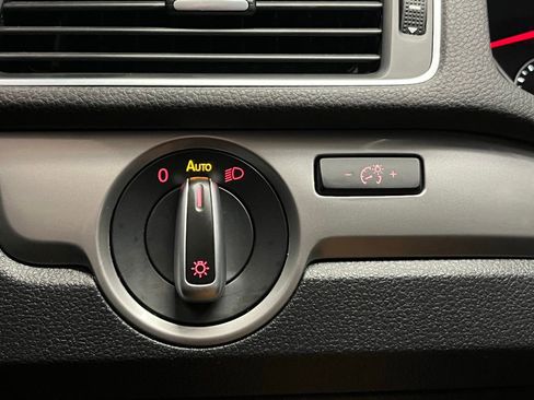 Used 2014 Volkswagen Passat 2.5 S image 11