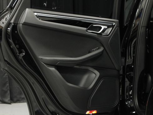 Certified 2021 Porsche Macan AWD/4WD image 13