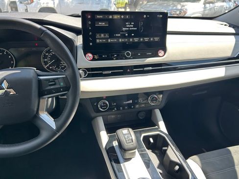 Used 2025 Mitsubishi Outlander SE FWD image 18