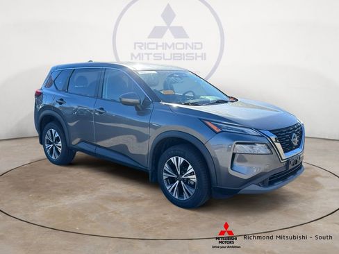 Used 2022 Nissan Rogue SV image 1