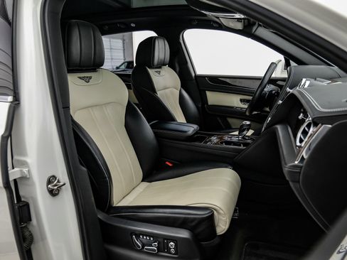 Used 2019 Bentley Bentayga image 48